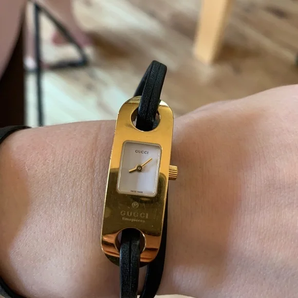 Wraparound Gucci Watch display picture 3